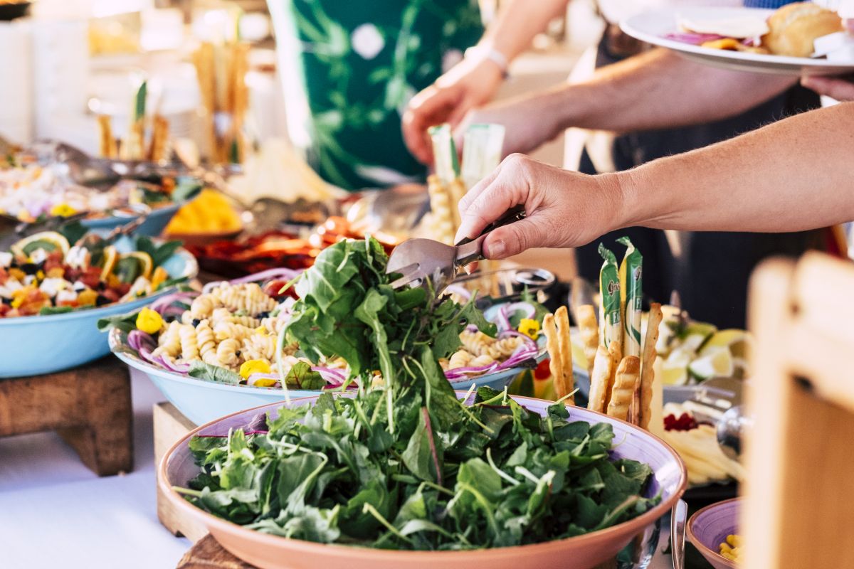 Nie masz czasu na zdrowe gotowanie? Catering dietetyczny to nie luksus, a codzienne wsparcie